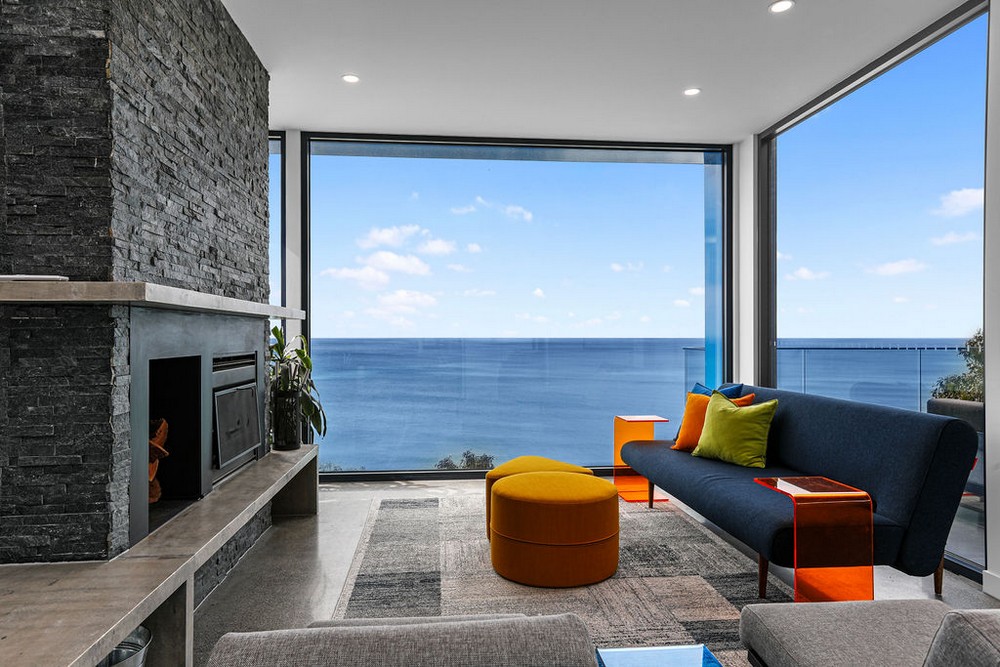 Ocean-view lounge